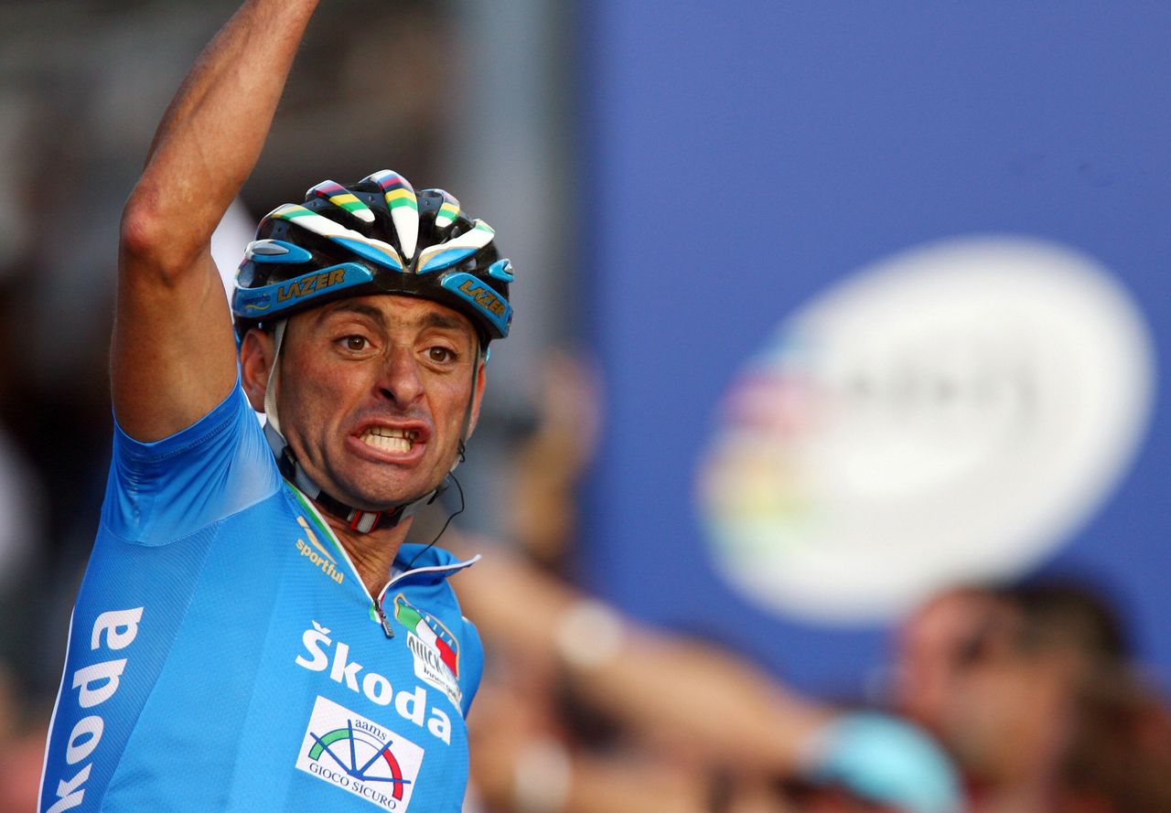 Paolo Bettini celebrates his second consecutive world title in 2007