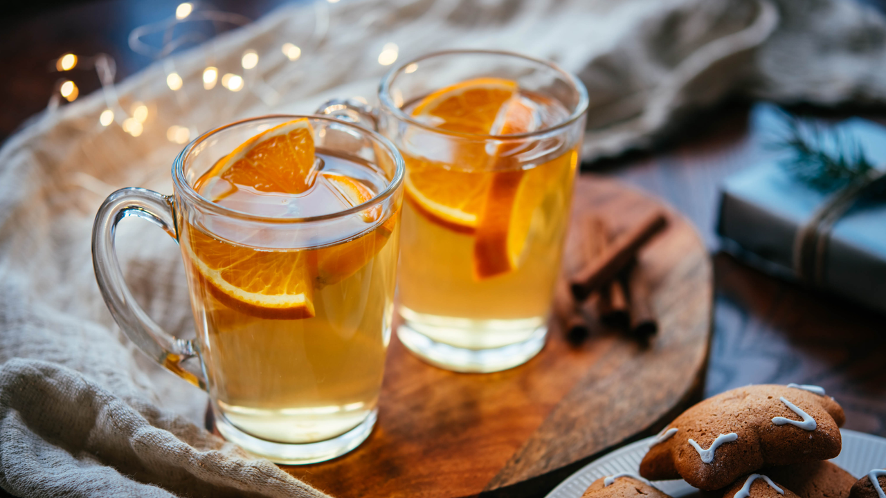 Mulled white wine with gingerbread biscuits