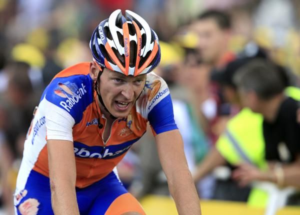 Robert Gesink (Rabobank) was involved in the crash and had to chase on his own, losing over three minutes