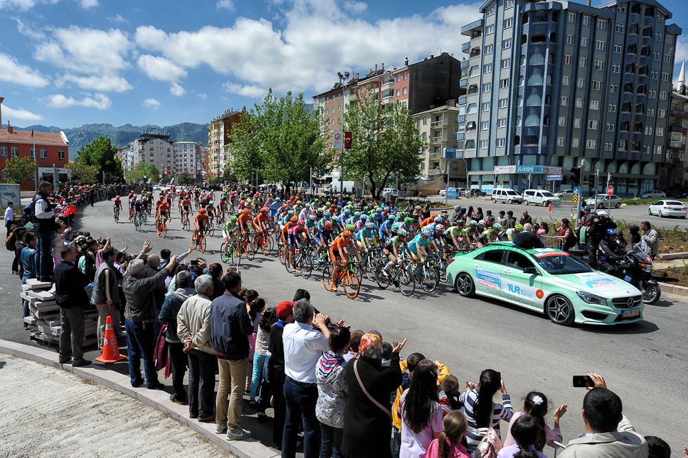 The peloton rolls out for the start of stage 4 at the Tour of Turkey.