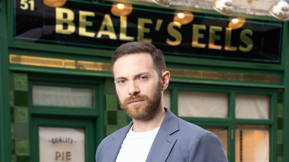 Dean Wicks in front of Beale&#039;s Eels.