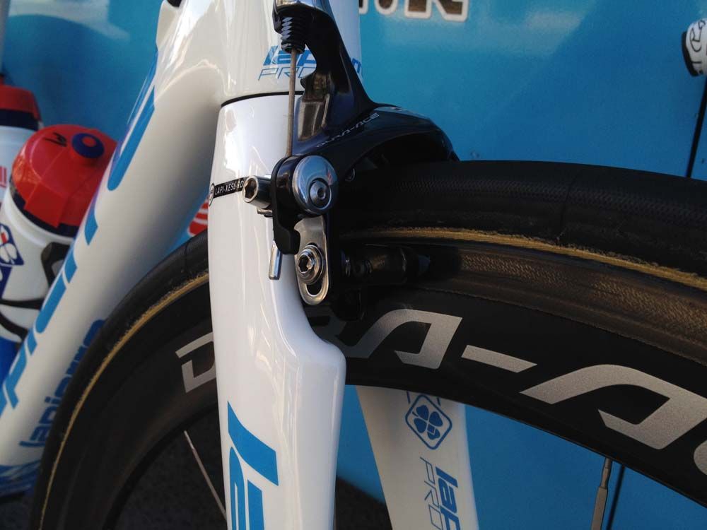 Pinot's front brake cable is kept neat and short