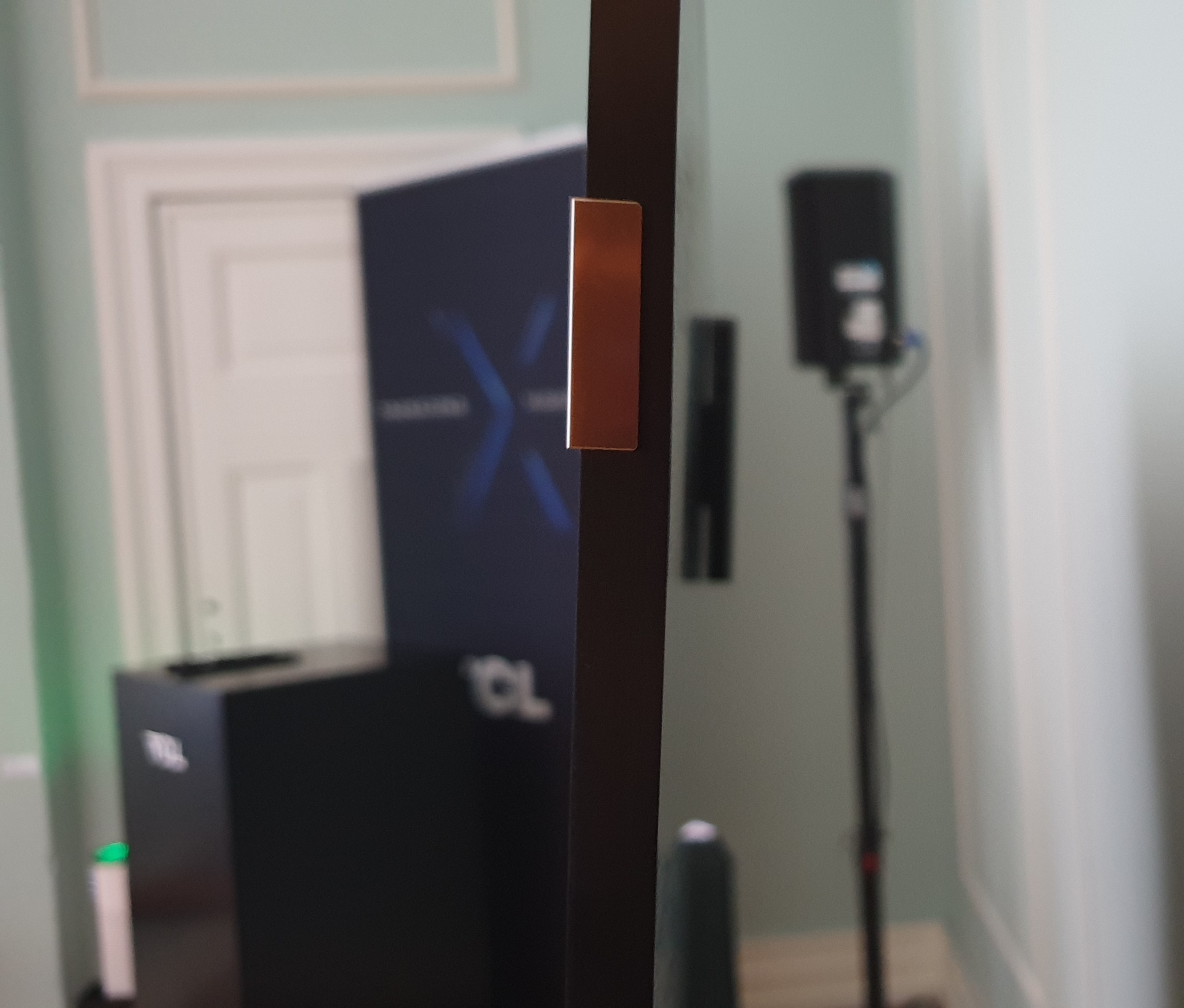 Eine Seitenansicht des TCL X92 Pro