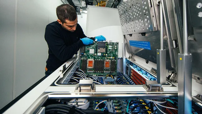 Servidores Microsoft enterrados em líquidos