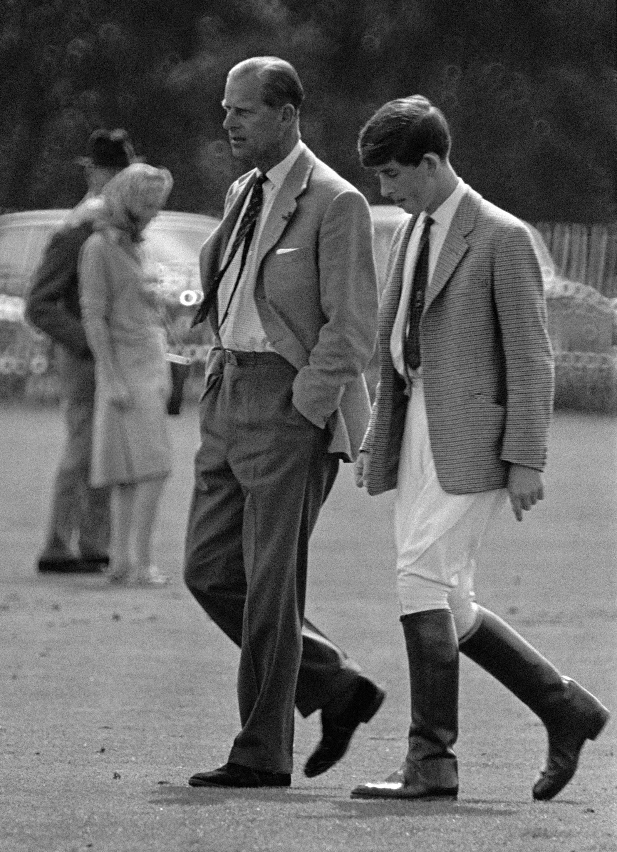 Photograph, Standing, Black-and-white, Monochrome, Suit, Footwear, Monochrome photography, Photography, Outerwear, White-collar worker,