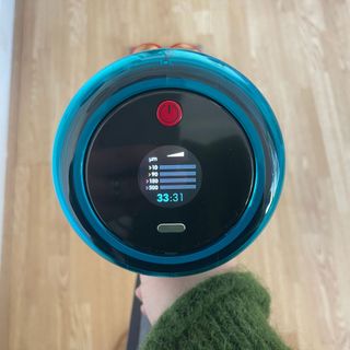 Dyson Gen5detect LCD screen with the infographics and battery life on it