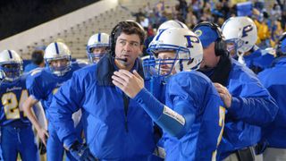Kyle Chandler talks to a football player in Friday Night Lights