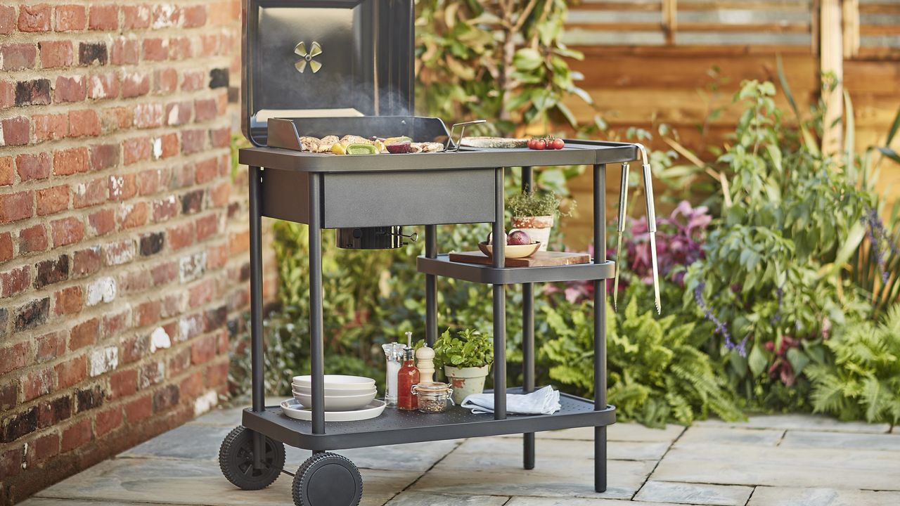 Image of Rockwell charcoal 210 barbecue from B&amp;Q