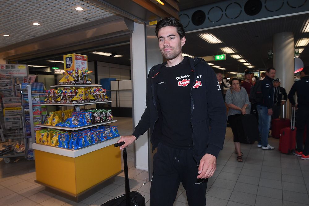Tom Dumoulin at the airport during the Giro's first rest day