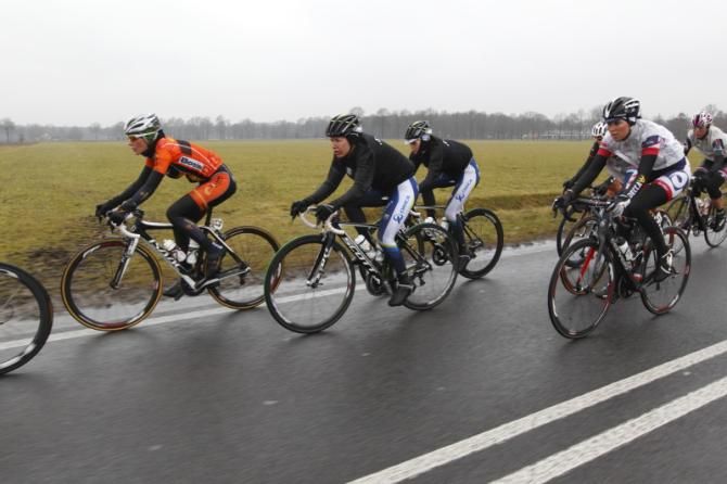 The first group, chasing Kasper, on the road during the transition from cobbles to the climb of VAM