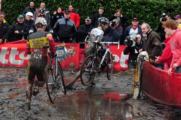 Niels Albert (BKCP - Powerplus) runs ahead of Sven Nys (Landbouwkrediet).