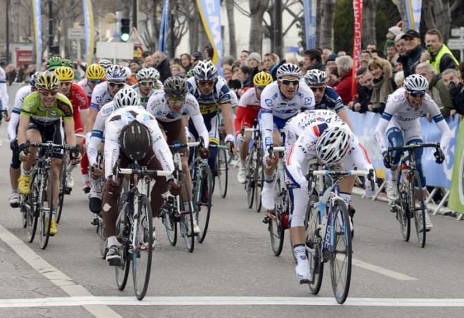 Justin Jules (La Pomme-Marseille) beats Samuel Dumoulin (AG2R-La Mondiale