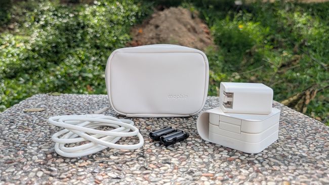 Аксессуары Apple, такие как этот дорожный комплект для зарядки Mophie, вызывают у меня зависть как у пользователя Google Pixel