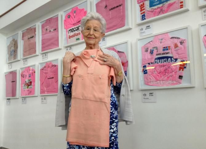 Adolfo Loeni's widow shows his prized pink jersey
