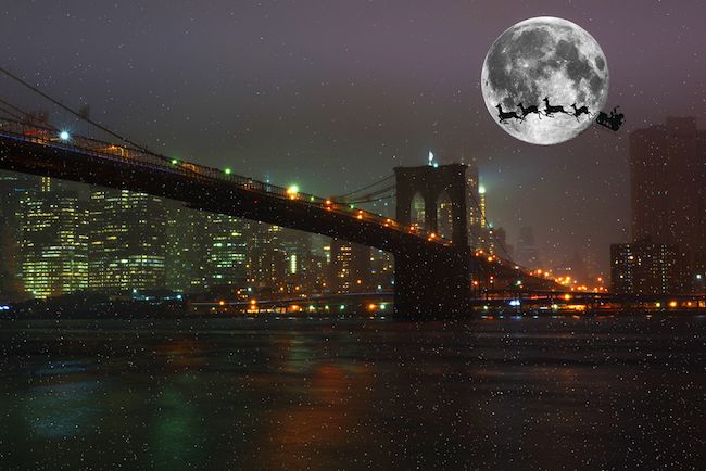 Santa&#039;s seligh over Manhattan.