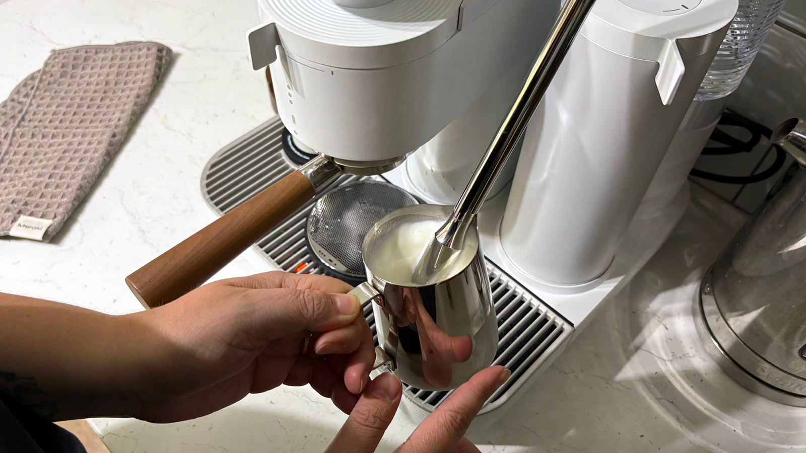 Steaming milk with the Meraki espresso machine