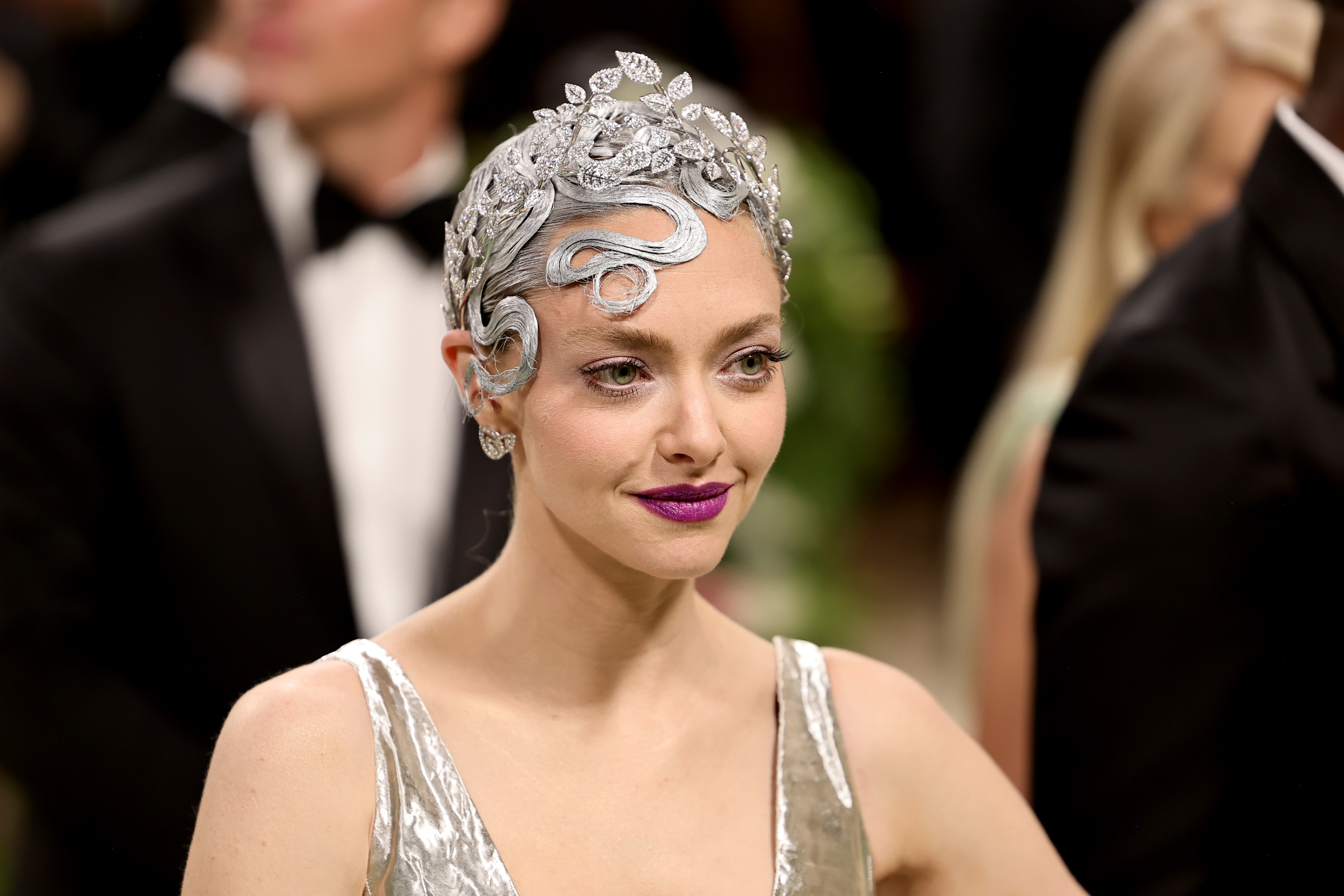 amanda seyfriend in silver hair and makeup
