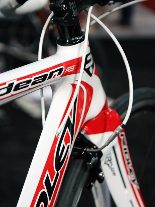 The internally routed derailleur cables feed into the frame at the down tube on the Dean RS, instead of into the top tube like on the standard Dean.