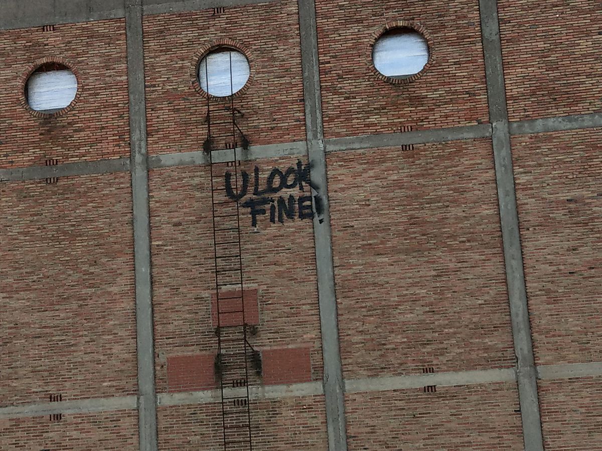 The clarity of the (very friendly Belgian) graffiti is impressive given it's a digital zoom