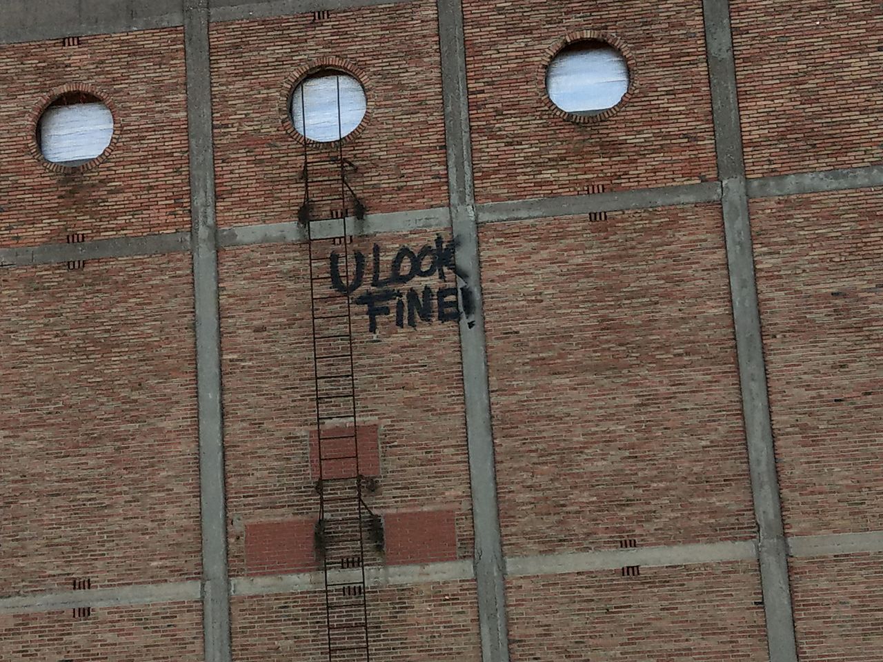 The clarity of the (very friendly Belgian) graffiti is impressive given it's a digital zoom