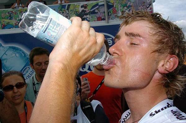 Damiano Cunego (Lampre-Fondital) rehydrates