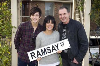 Lily Allen guests in Neighbours (+PHOTOS)
