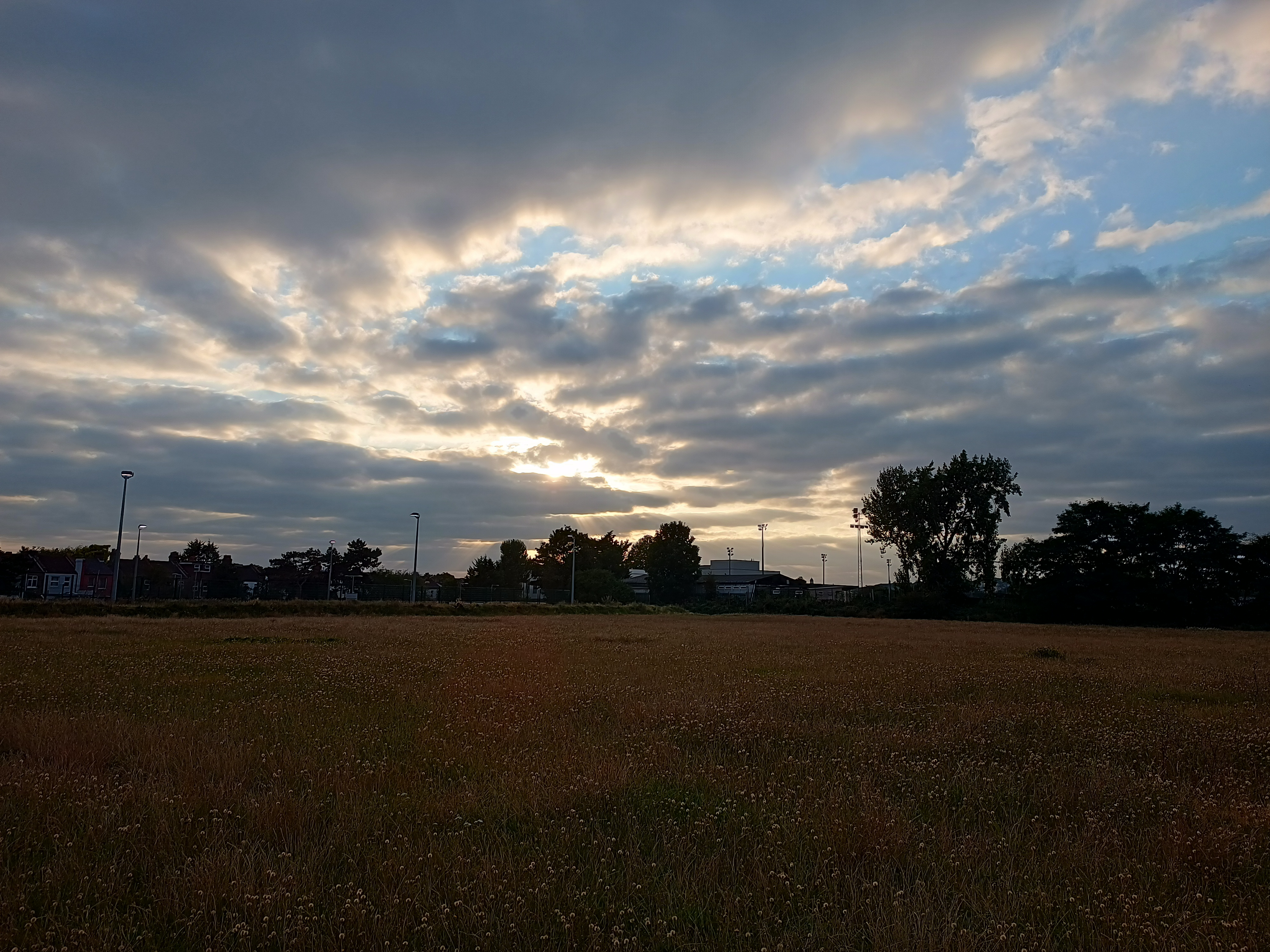 A photo of the sky taken by the Motorola Edge 20 Lite