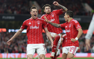 Chris Wood of Nottingham Forest celebrates scoring his team's first goal from the penalty spot with Neco Williams and Nicolas Dominguez