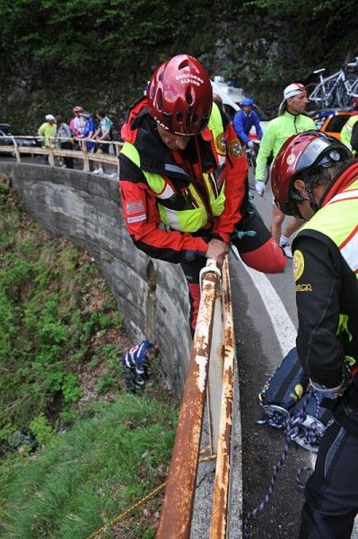 Rescue workers head down for Pedro Horrillo (Rabobank).