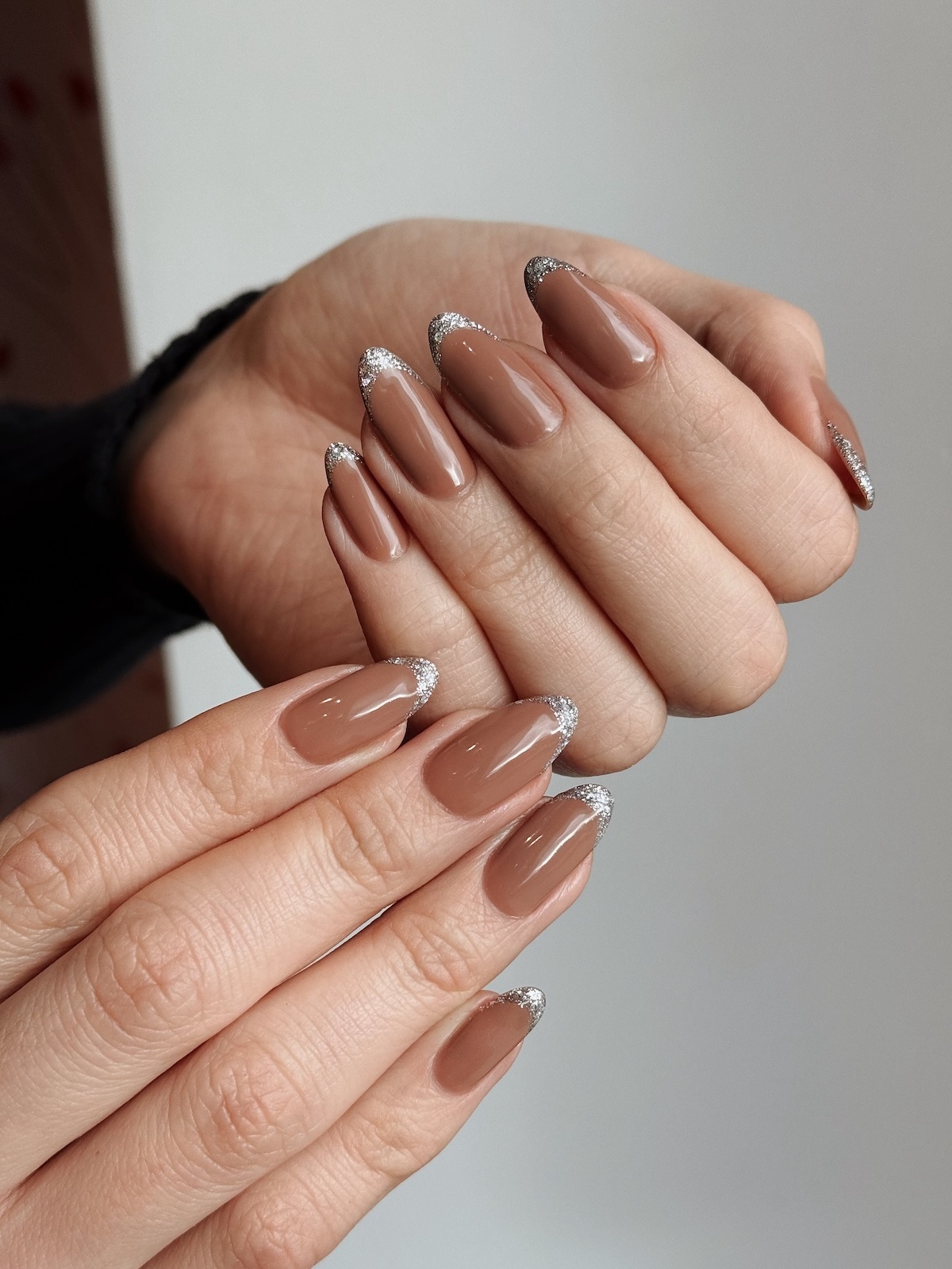 Sparkling gingerbread nails