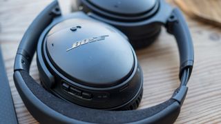 Bose QuietComfort 35 II på et træbord