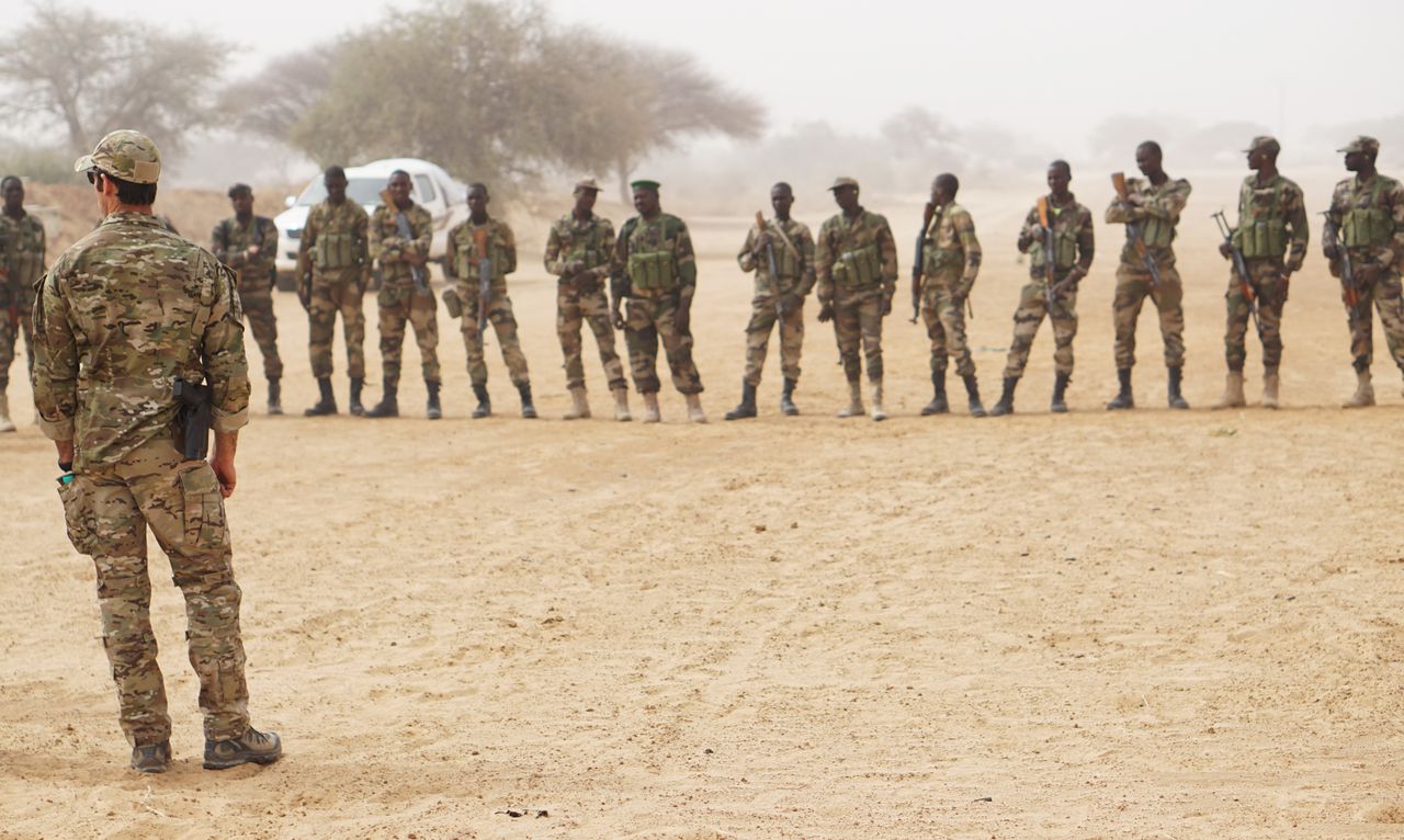 A U.S. Army Special Forces weapons sergeant speaks to a group of Nigerien soldiers before a training exercise.