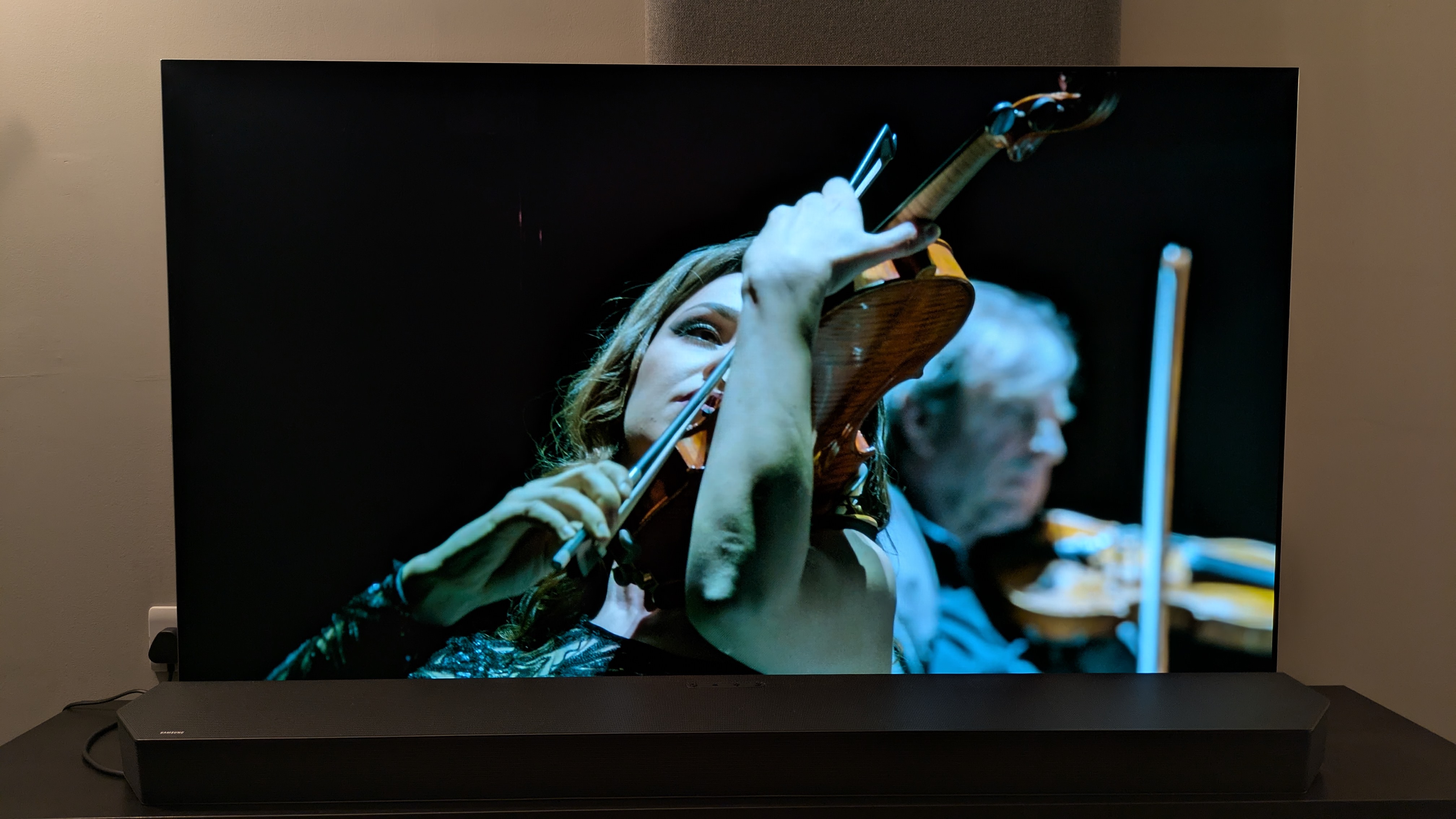 Hans Zimmer: Live in Prague shot of violinist on LG G5