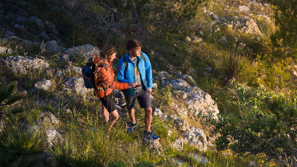 Hikers use the komoot app on the trail