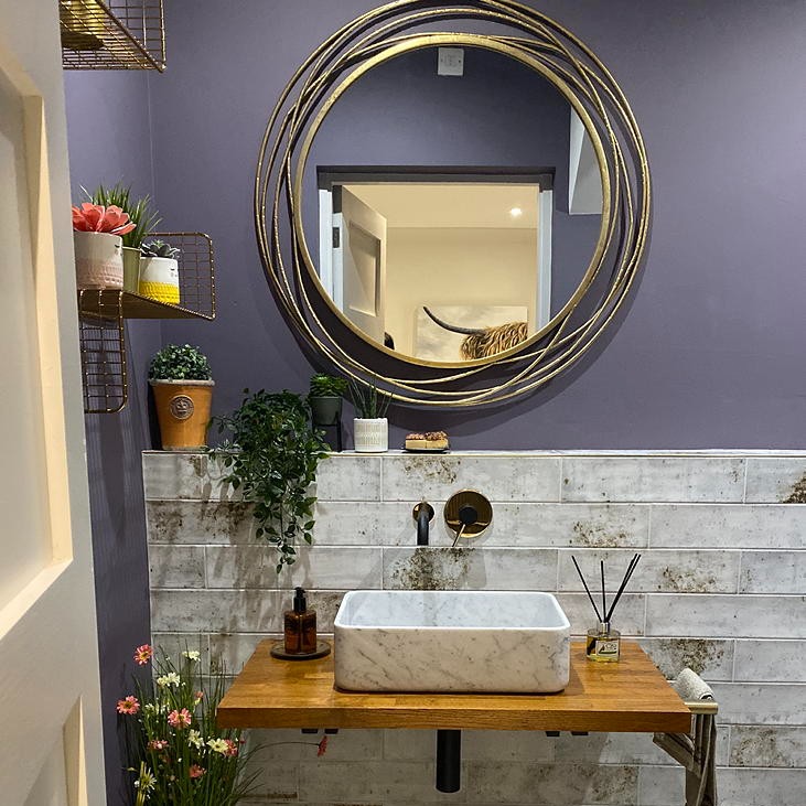 washroom with washbasin with wooden platform