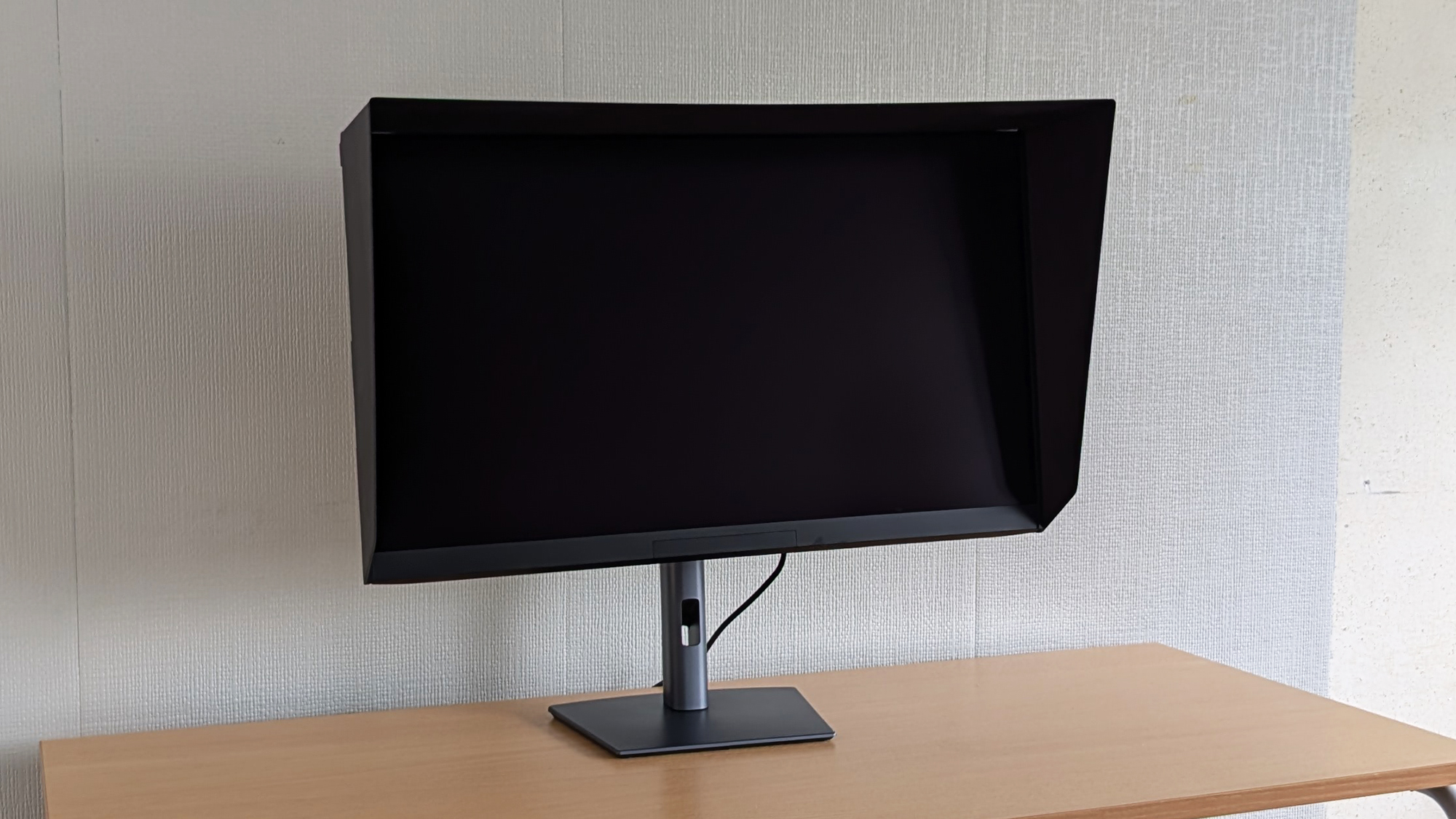 Dell UltraSharp U3226Q with hood