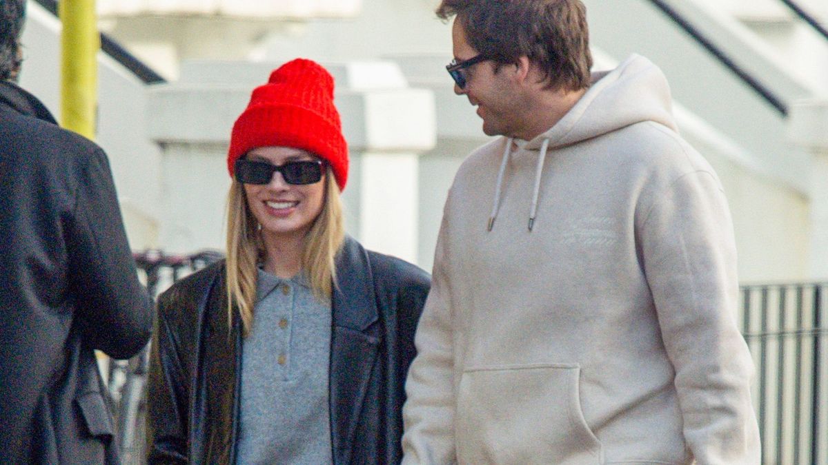 Margot Robbie Just Wore Her Cigarette Jeans With the Trainers You Probably Already Have