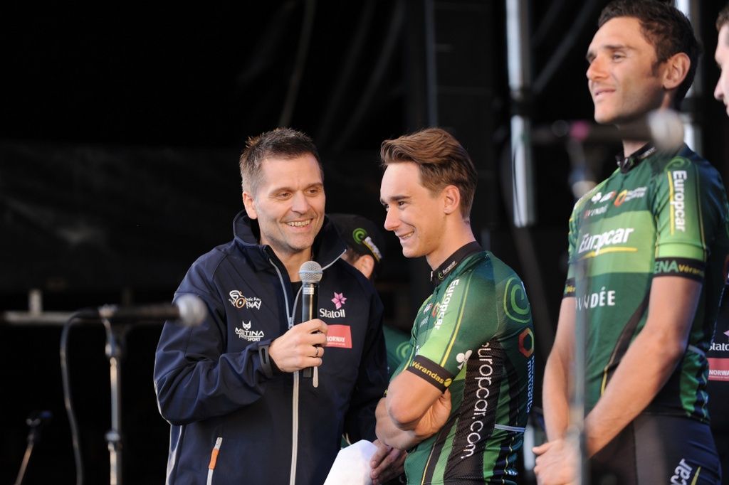Bryan Coquard jokes on stage