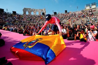 2019 Giro d'Italia winner Richard Carapaz poses with Ecuador's flag on the final podium in Verona.