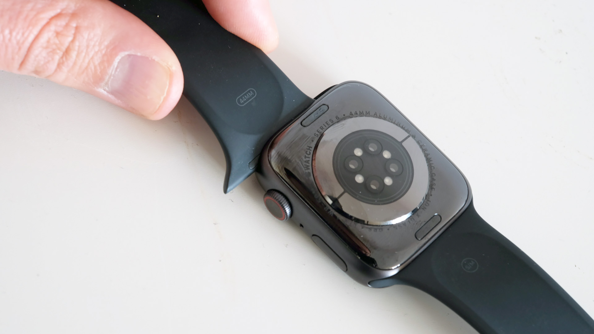 Как поменять ремешок Apple Watch