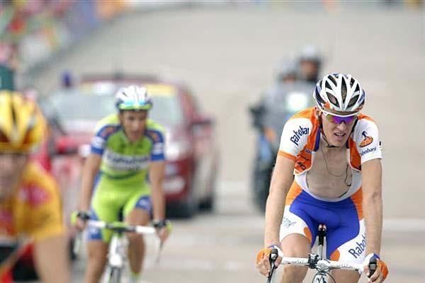Robert Gesink (Rabobank) leads Ivan Basso (Liquigas) across the finish.