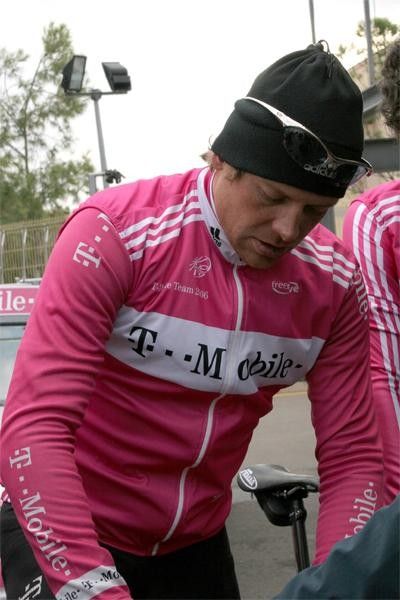 Der Jan makes some final adjustments.