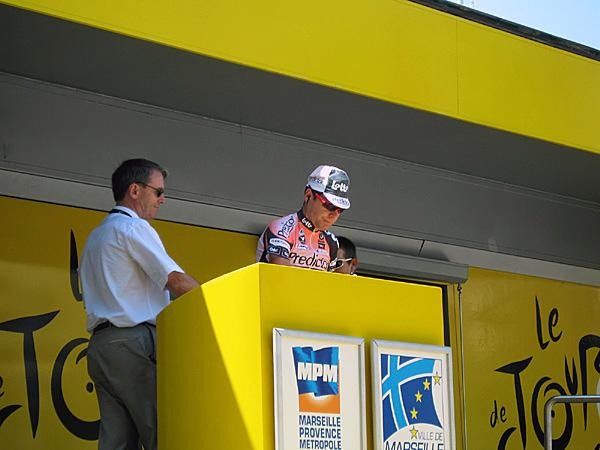 Cadel Evans (Predictor-Lotto) signs in.