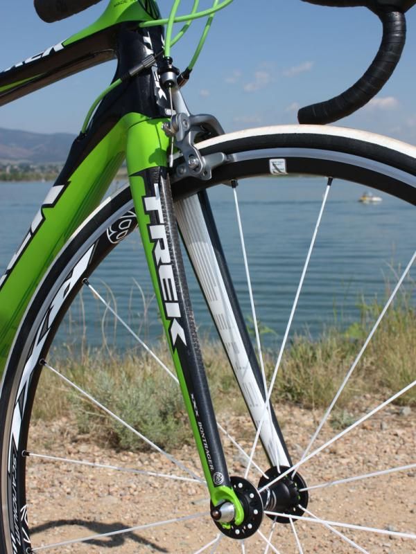 The matching Madone 6-Series fork blades eschew radical shaping in favor of a gently tapered and curved shape