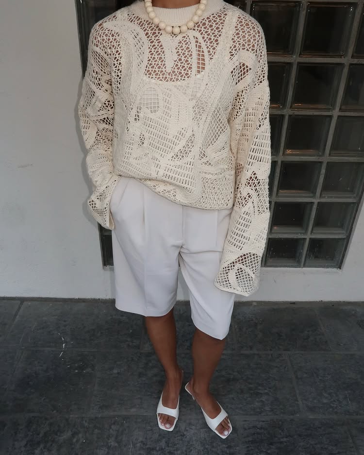 @ingridedvinsen porte un short blanc, des sandales blanches et un haut au crochet