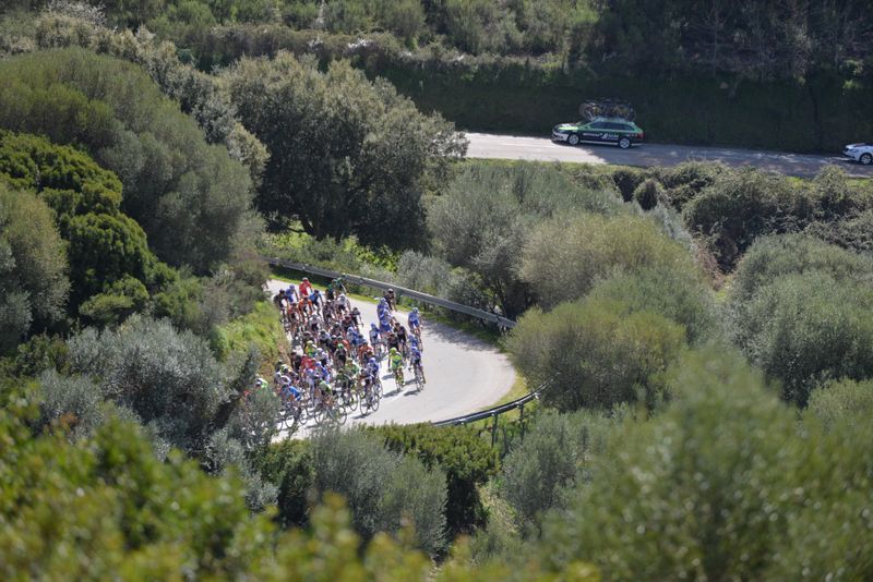 The breakaway's gap to the peloton starts to fall