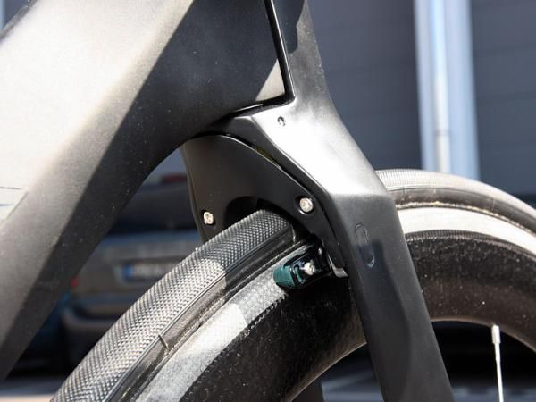 The center-pull front brake is tucked inside the fork crown on Canyon's Speedmax CF prototype.
