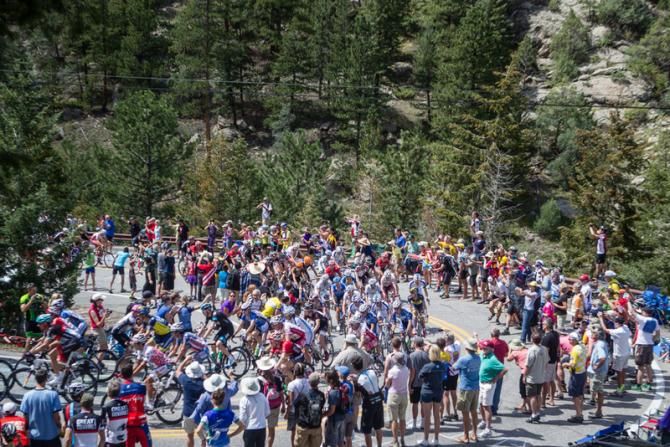 Big crowds on the climb up to Devils Gulch.
