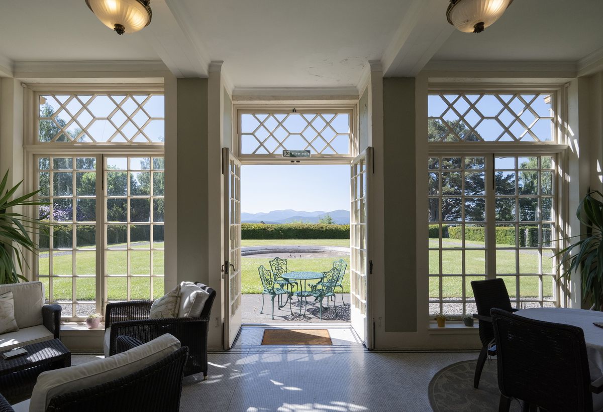The grounds feature two gazebos, a central fountain, a walled garden, a pond, a croquet lawn, and paddocks