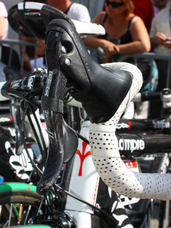 Lampre mechanics placed short sections of inner tube around the Campagnolo Record Ergopower levers presumably to keep them from rattling.